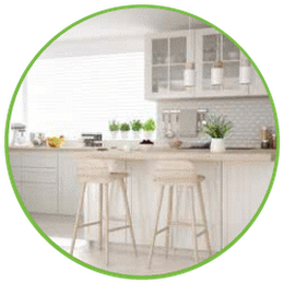 Cozinha com paredes, tetos e mobiliário lacado