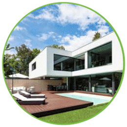 Moradia moderna com fachada, deck e terraço